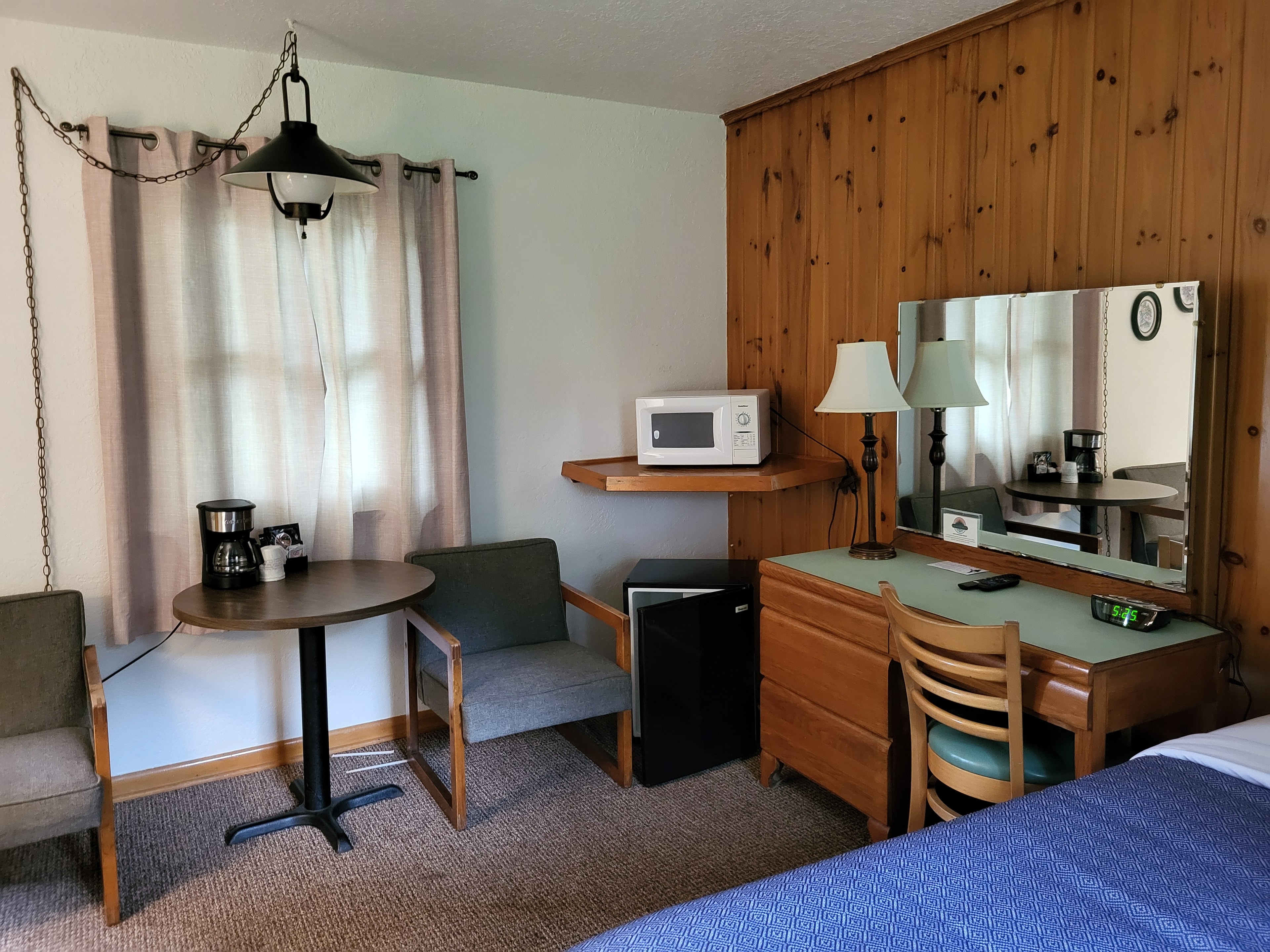 Cozy lodge room with single bed